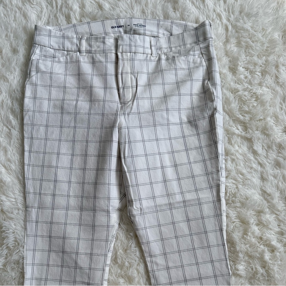 NWOT- OLD NAVY Pixie High Rise Size